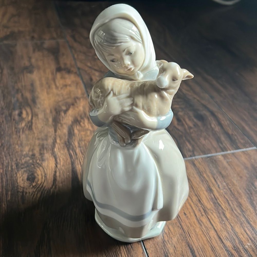 Nao by LLARDO‎ #120 Corderito en Brazos Girl with Lamb in EUC 8 inch tall